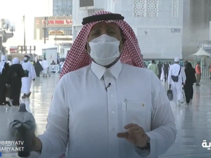 حمامة حطّت على يد مراسل قناة الإخبارية في الحرم المكي
