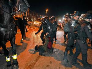 Israeli police and Palestinian protesters in Jerusalem 