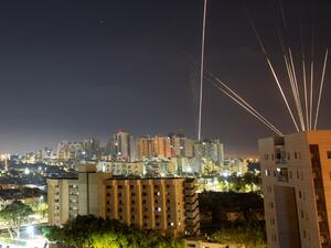 استهداف مدينة تل أبيب بوابل من الصواريخ