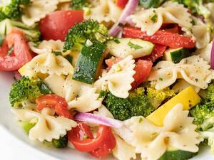 سلطة الباستا بالخضروات الصيفية