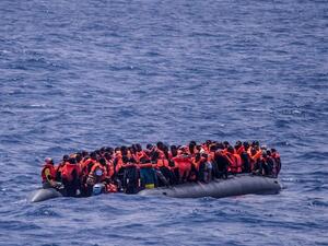 زورق يقل مهاجرين غير شرعيين في عرض البحر