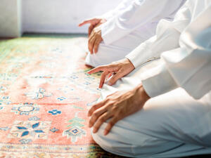 Muslim men praying 