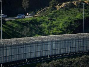 الجدار العازل