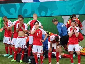 لاعبو الدنمارك يصطفون حول إريكسن