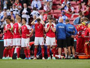 لاعبو الدنمارك يلتفون حول إريكسن