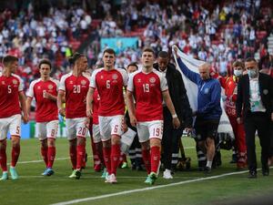 إريكسن يغادر الملعب على نقالة