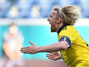 فورسبيرغ يحتفل بهدفه الثمين