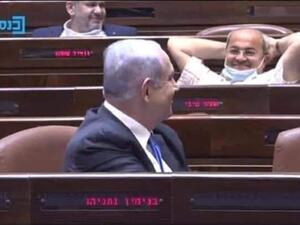  احمد الطيبي العضو العربي في الكنيست الاسرائيلي وهو ينظر الى رئيس الحكومة المنتهية ولايته