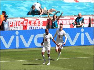 ستيرلينغ يقود إنجلترا للفوز