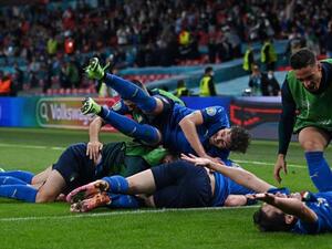 إيطاليا إلى ربع النهائي