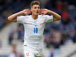 باتريك شيك يقود التشيك للفوز