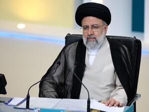 رئيسي بين الداخل والخارج