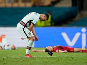 رونالدو يرمي شارة قيادة البرتغال أرضاً