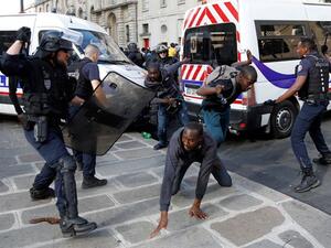الشرطة الفرنسية تفرق بالقوة الآلاف من أحد ميادين باريس
