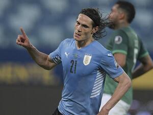 كافاني يقود بلاده للفوز