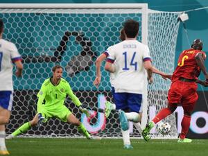 لوكاكو (يمين) يسجل هدف بلجيكا الثالث