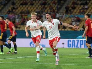 ليفاندوفسكي ينقذ بولندا من خروج مبكر