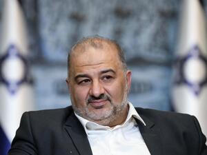 لابيد يستقطب منصور عباس