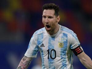 ميسي يحتفل بهدفه