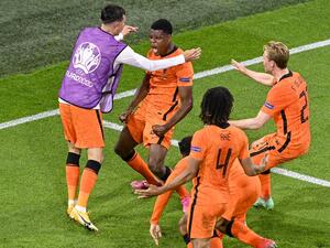 فوز مثير للهولنديين