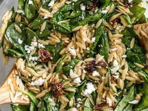 سلطة السبانخ والأورزو مع خل البلسميك