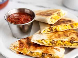 كاساديا بالنقانق والبيض