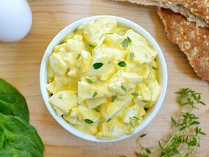 سلطة البيض بالأعشاب والليمون