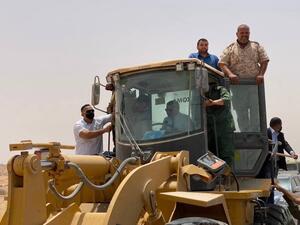 عبد المجيد الدبيبة يشارك في إزاحة السواتر الرملية 