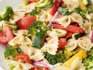 سلطة الباستا بالخضروات الصيفية