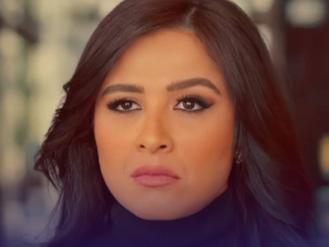 ابنة طليقها تفتح النار على ياسمين عبد العزيز: (بطلي أذى...عيب!)
