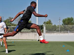 آلابا يشارك في تدريبات ريال مدريد (المصدر: حساب ريال مدريد الرسمي على تويتر)