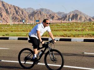 ظهر الرئيس المصري وهو يحيي عددا من المواطنين في المنطقة.