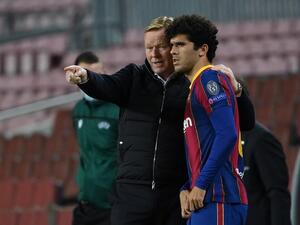 صورة أرشيفية لآلينيا والمدرب رونالد كومان