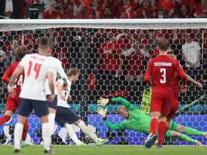 إنجلترا تتأهل للنهائي بعد قرار مثير للجدل