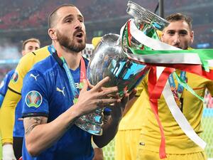 بونوتشي يرفع الكأس الغالية