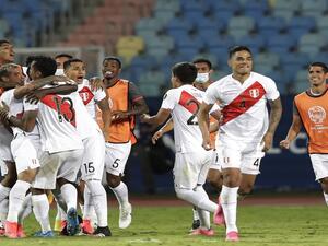 بيرو إلى نصف النهائي