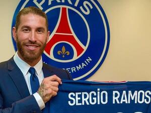 راموس يعرض قميصه الجديد في باريس سان جيرمان (المصدر: حساب راموس الرسمي على إنستغرام)