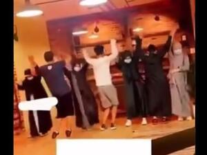 رقص شباب وفتيات في مقهى بالسعودية 