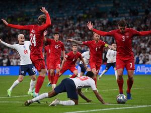 ستيرلينغ يقع أرضاً في حادثة أثارت الجدل