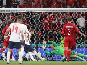 كين يسجل هدف إنجلترا الثاني ليبلغ فريقه نهائي بطولة ضخمة للمرة الأولى منذ عام 1966
