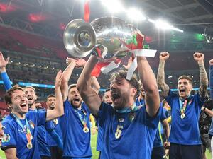 لوكاتيلي يرفع كأس أوروبا