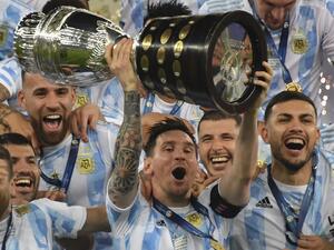 ميسي يرفع كأس كوبا أمريكا 2021