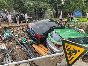Woman dies in China floods