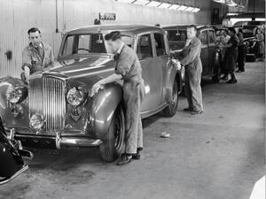 Bentley تحتفل بمرور 75 سنة على تصنيع السيارات في كرو