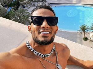Mohamed Ramadan Avoids Slipping on Stage AGAIN By Taking off His Shoes.. Watch