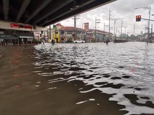 الفيضانات تغمر العاصمة مانيلا