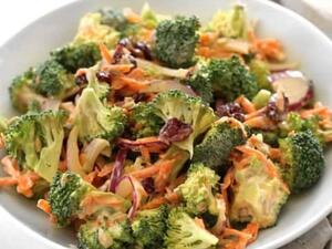 سلطة البروكلي مع تتبيلة الزبادي بالعسل