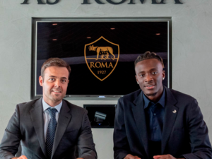 آبراهام (يمين) يوقع على عقد انضمامه لروما (المصدر: حساب روما الرسمي على تويتر)