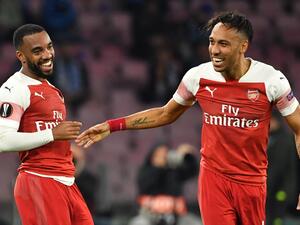 بيير إيميريك أوباميانغ (يمين) وأليكساندر لاكازيت