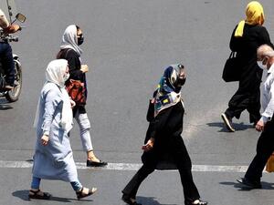 تاتي تحذيرات المرشد في ظل الارقام غير المسبوقة للاصابات التي اعلن عنها في البلاد